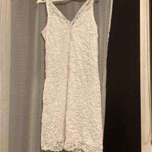 Säljer denna fina vita spets klänning som är perfeckt för sommar avslutning💓 Skriv för frågor/ fler bilder 