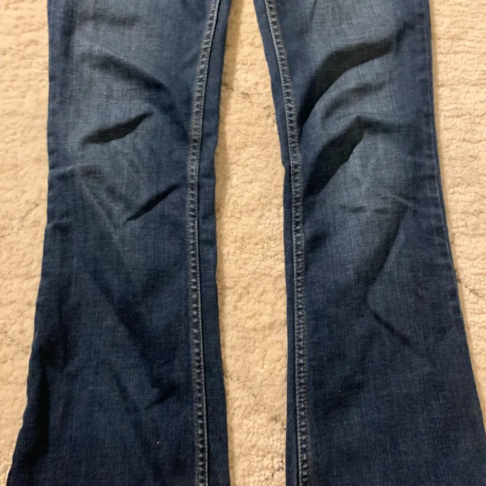 Säljer dessa super snygga mörkblåa lågmidjade Levis jeans! Midjemått: 36 cm innerbenslängd: 73 cm. Jeans & Byxor.