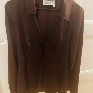 Silkes tröja weekday  - Silkes material  Skärning i ärmarna så blir som lite utsvängda (andra bilden) 