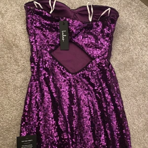 Lila Paljett Balklänning - Bal snart och jag köpte hem några klänningar. Denna är ifrån Lulus och är verkligen skitsnygg, passar riktiga pinglor! Aldrig använd (mer än när jag tog bilderna), precis som ny!  Storlek M men passar mej som pendlar mellan S och M. Og pris: 1400kr