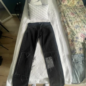 Jeans.  - Jeans från bohooo, finns inte kvar att köpa längre. Pris han diskuterars 