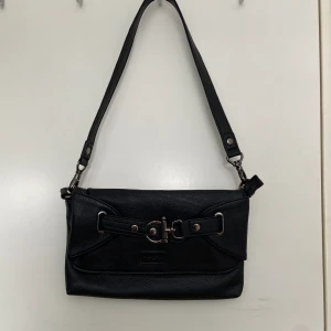 Liten handväska med buckle detaljer - Säljer denna supersöta lilla handväskan med buckle detaljer, perfekt till ”going out”-kvällar! Om du har frågor eller önskar fler bilder är det bara att hmu, så svarar jag så snabbt som möjligt!  