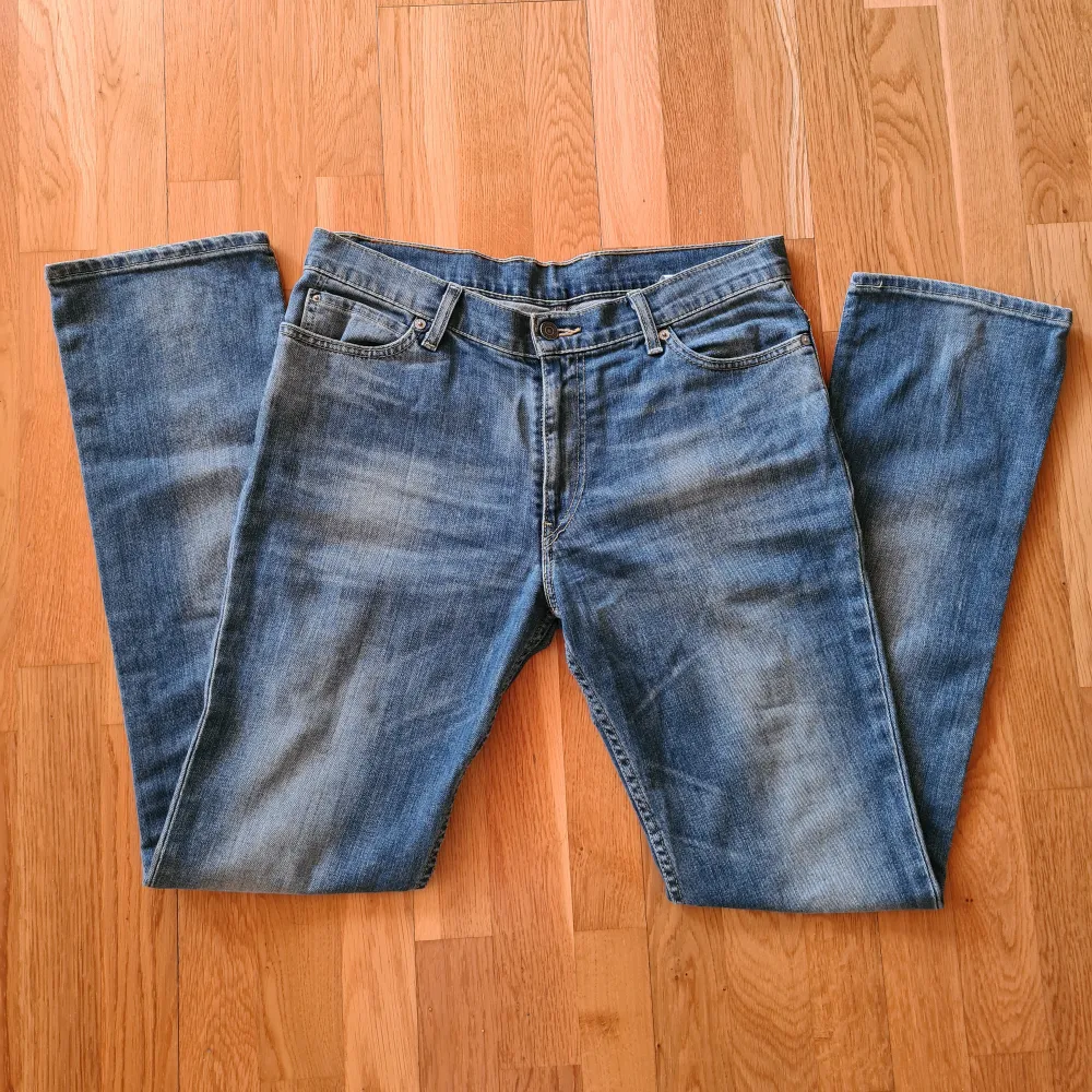 Jeans från Levi's i storlek 33x34. Osäker på vilken modell. Inga hål. Skriv vid frågor🫶  Innerbenslängd: 81 cm Midja: 42 cm   (Första bilden är lånad). Jeans & Byxor.