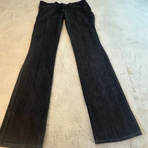 Lågmidjade LÅNGA jeans  - Säljer ett par långa Lågmidjade jeans från märket 7 for all mankind!💙, perfekt utsvängda nertill och i ett strechigt jeansmaterial.  Perfekta för längre tjejer då innerbenslängden är 86cm! Midjemåttet är runt 40-42cm✨nypriset var 3000kr