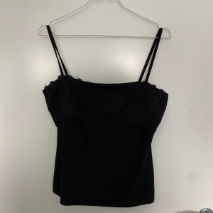 Svart linne med blomdetaljer - Säljer detta söta svarta linnet med blomdelataljer! Storlek M. Har du fler frågor eller önskar fler bilder är det bara att hmu så svarar jag så snabbt som möjligt!💞