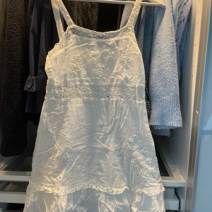 Vit kläning, zara - Super gullig kläning från zara i stl xs. Perfekt till sommaren för skolavslutning, konfirmation eller student!!❤️