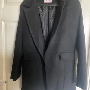 Kappa - Kappa från shein utan knappar, är ganska tight i armarna så skulle säga att storleken är 34