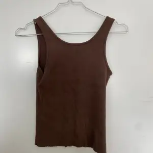 Säljer detta söta bruna Brandy Melville linnet i storlek XS-S (One Size) då det inte kommer till användning längre. 100% cotton & inga defekter. Om du har frågor eller önskar fler bilder är det bara att hmu!💞