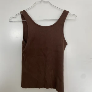 Brandy Melville topp - Säljer detta söta bruna Brandy Melville linnet i storlek XS-S (One Size) då det inte kommer till användning längre. 100% cotton & inga defekter. Om du har frågor eller önskar fler bilder är det bara att hmu!💞