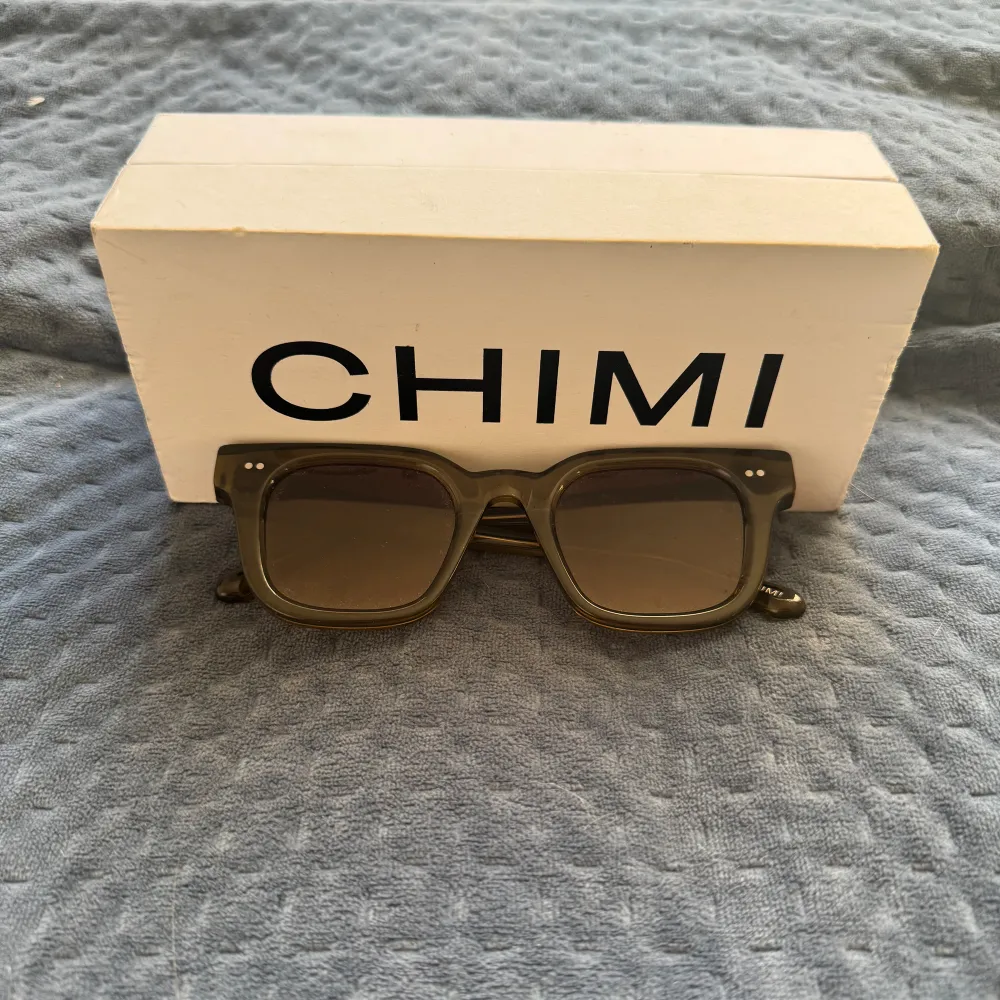 Säljer nu mina CHIMI 04 inför våren/sommaren. Box och andra tillbehör man får vid köp tillkommer. Priset är inte hugget i sten! DM för fler frågor ☺️. Övrigt.