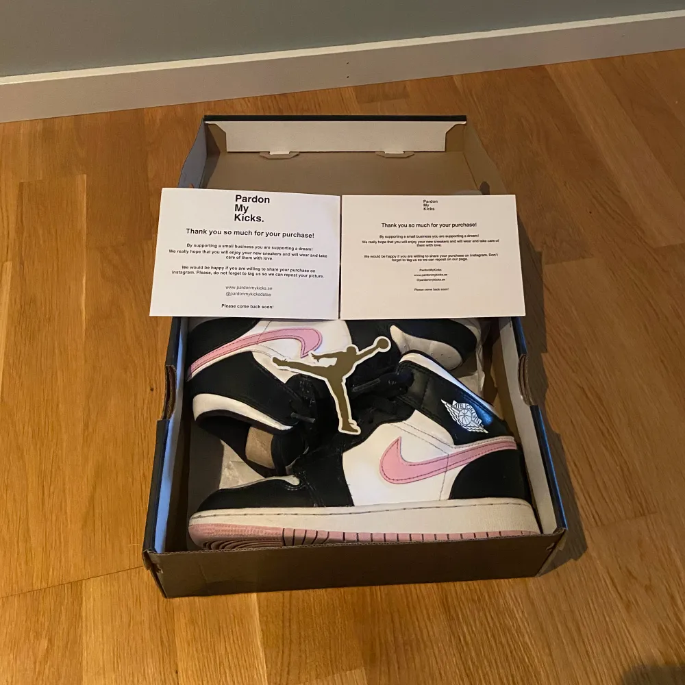 Säljer mina Jordans i färgen ”Light Arctic Pink” de är sparsamt använda och inga defekter. Köptes i Göteborg på Pardon My Kicks för 2800 kr.. Skor.
