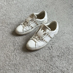Valentino Rockstud - Valentino Rockstud vita, riktigt clean sko! Använt skick o inget som medkommer, därav priset! | Storlek 43 1/2 passar större | Cond: 7-8/10 | Skriv gärna vid frågor och funderingar. 
