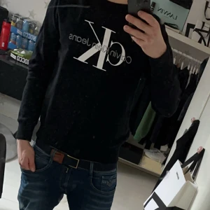 Calvin Klein tröja - Använd dagligen under ett tag. Okej skick. Köpt för 1045kr mitt pris 400kr