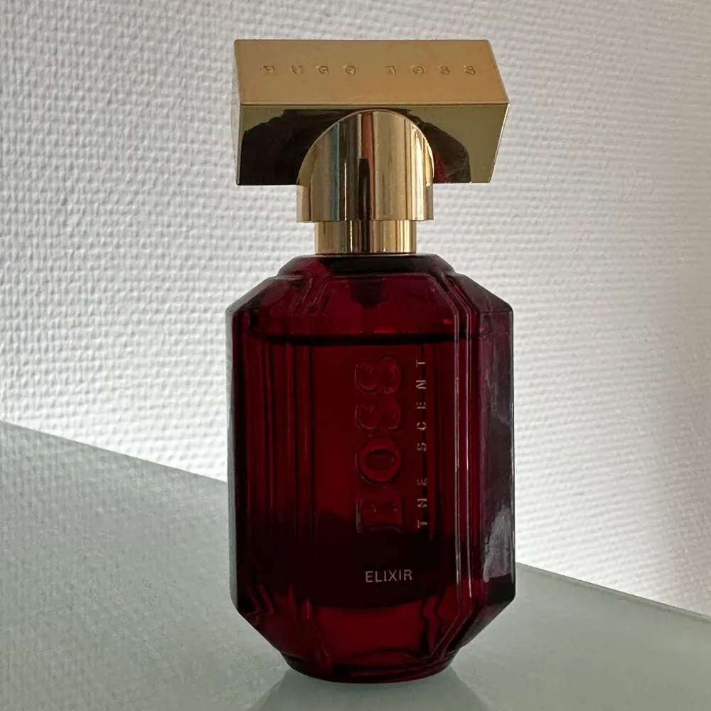 Hugo boss the scent elixir, sparsamt använd och inköpt i december 2023. 30ml🫶🏽 nypris: 1030kr. Övrigt.