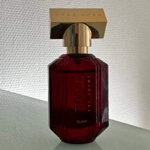Hugo boss the scent elixir, sparsamt använd och inköpt i december 2023. 30ml🫶🏽 nypris: 1030kr