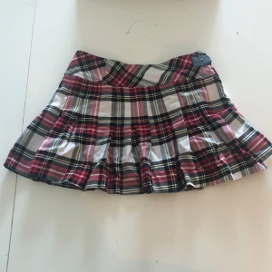 rutig miniskirt - använd varsamt och är i bra skick, finns knappar på insidan för att spänna fast kjolen och även ett spänne på utsidan för extra säkerhet! den är super söt men alldeles för liten 💗