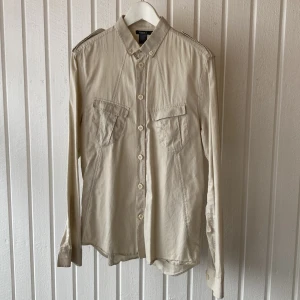 Filippa K skjorta - Tunn bomullsskjorta från Filippa K i army/ safari-stuk. Size M herr, men ganska liten i storlek. Funkar lika bra till tjej. Fint skick! Hör av dig om du har frågor 💬