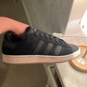Adidas campus 00 - Tjena! Säljer mina nya adidas campus 00 som är använda en gång. Box medföljer men vet dock inte om jag har kvar kvitto. Strlk 43!💛