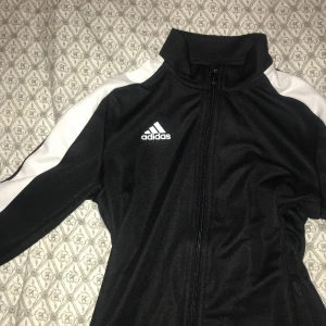Adidas set - Ett snyggt adidas set. Kofta med matchande byxor nya & oanvända!  Frakt tillkommer!