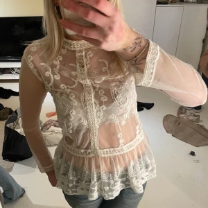 Spetsblus - Genomskinlig Spetsblus i bra skick 