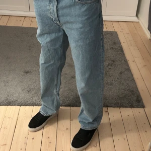 Jeans  - Säljer mina jeans från jack&jones med baggy fit. Använt byxorna en gång så väldigt bra skick på dom. Storlek W28 L30. Jag är 165 (på bilden). Nypris 599. Hör av dig vid frågor! 