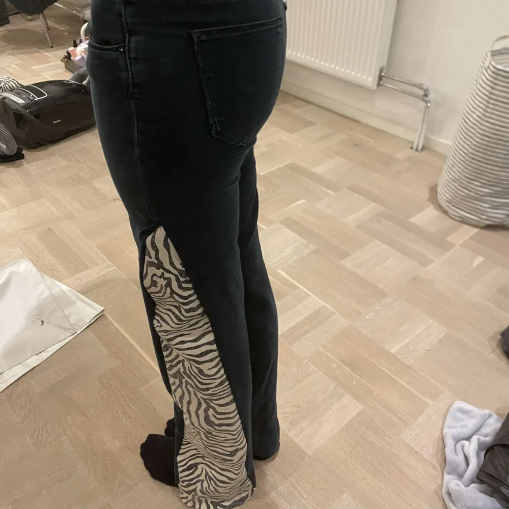 Lågmidjade marinblå jeans omsydda till bootcut med Zebra tyg🦓 Midja : 72cm Innerbenslängd: 85cm. Jeans & Byxor.