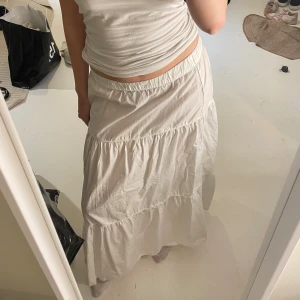 Långkjol  - Långkjol från Gina i strl L men jag har en vanlig strl 36 men den är igentligen högmidjad och så mkt tajtare
