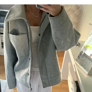 Grå jacka! - Fin grå jacka. Prefekt till våren!💗💗