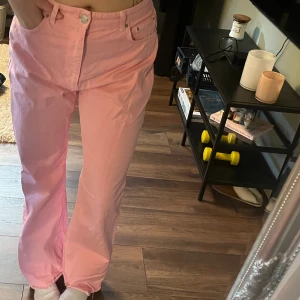 Rosa jeans - Rosa snygga jeans med högmidja De är lite ”flared” i slutet av byxorna (se bild 2)  