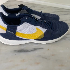 Inomhus fotbollsskor Nike Gato -  Inomhus fotbollsskor i mycket bra skick.  Storlek 45