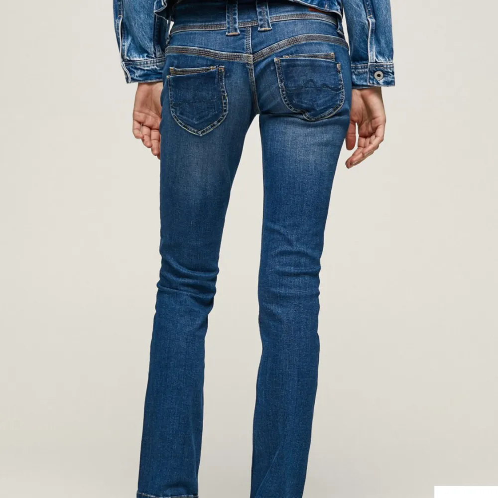 Säljer dessa populära jätte fina Pepe jeansen då jag råkade beställa ett par nya lika dana🙌 dom är perfekt lågmidjade och väldigt bekväma☺️. Jeans & Byxor.