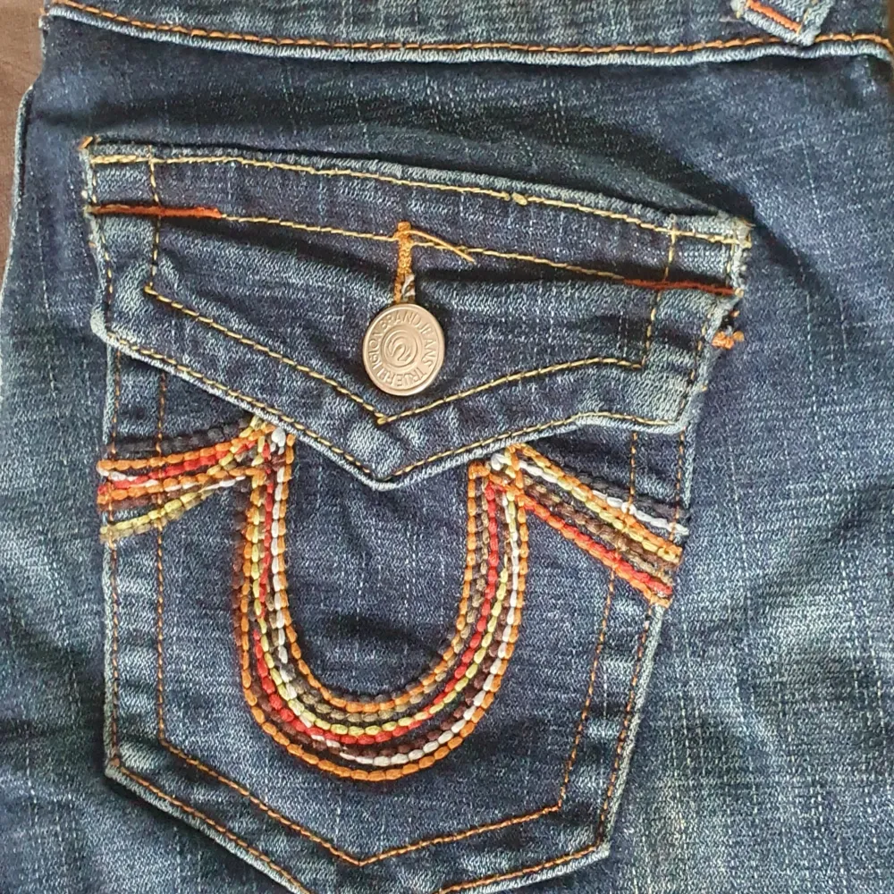 Riktigt snygga true religion jeans i snygg blå jeans färg med fickor och knappar..mycket bra skick!. Jeans & Byxor.