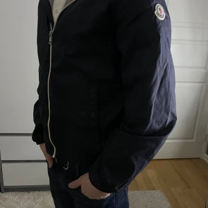 Moncler windbreaker - Hej! Säljer min moncler vindjacka som är i toppskick för ett bra pris!. 