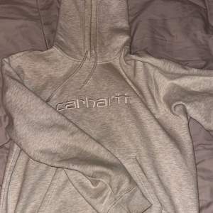 Säljer nu min Carhartt hoodie. Den är i väldigt bra skick och riktigt snygg färg. Storleken är M/L men sitter lite oversized och passar bra på mig som har M. Fler frågor eller bilder är det bara att skriva.