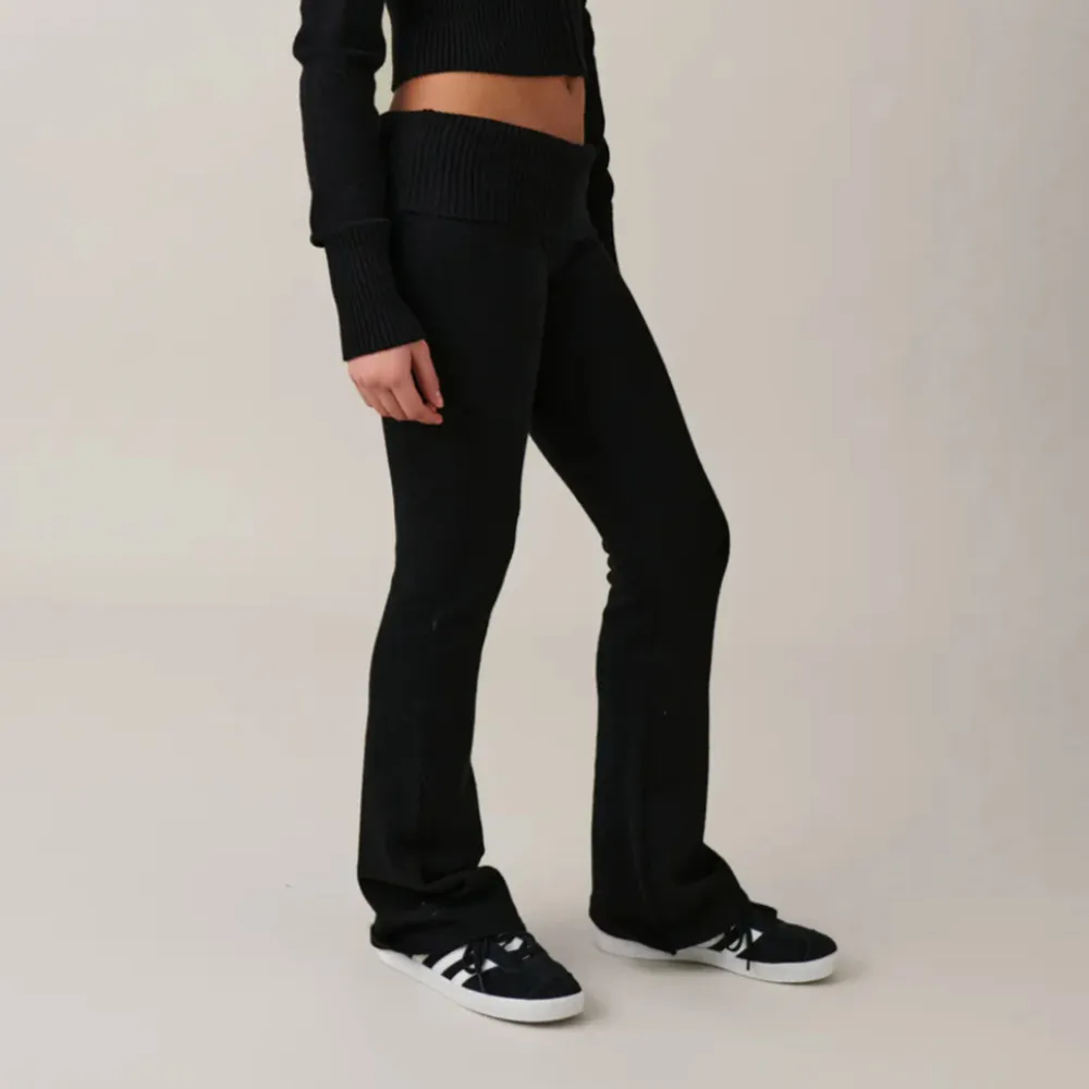 Jätte fina och sköna stickade yoga pants från Gina i storlek 170, säljer då dem var alldeles för korta för mig. Slut på hemsidan 💕Säljer även i mörkgrå 🌸dem är nya med prislappen kvar. Jeans & Byxor.