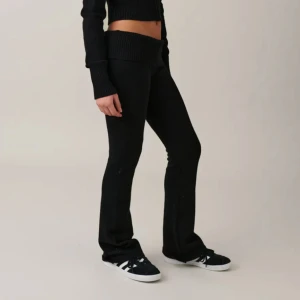 Yoga pants  - Jätte fina och sköna stickade yoga pants från Gina i storlek 170, säljer då dem var alldeles för korta för mig. Slut på hemsidan 💕Säljer även i mörkgrå 🌸dem är nya med prislappen kvar