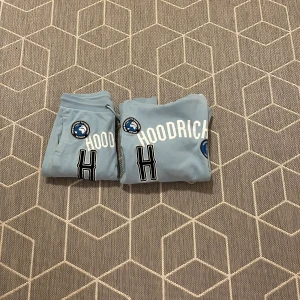 Hoodrich Tracksuit - Säljer min blåa hoodrich tracksuit då den aldrig använts längre och tar bara plats i garderoben. Den är använd fåtal gånger och är i mycket bra skick. Kontakta privat för fler bilder eller frågor. Fri frakt📦
