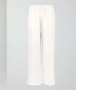 Linnebyxor  - Dessa linnebyxor från ginatricot i storlek s. Nypris 399kr och eftersom jag endast användt dom hemma ngn enstagaf gång så säljer jag dom för 270kr. LOWWIAST