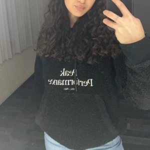 Peak performance hoodie - Säljer min älskade teddy hoodie frpn peakperformance. En riktig lifesaver i både höst, vinter och vår. Den är i otroligt fint skick ❤️ Finns en kedja uppe vid bröstet som går att dra ner, luva, samt snören ner till vid magen för att dra åt, hur bra!?😍