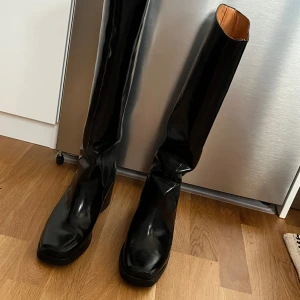 Stövlar 41 - Snygga stövlar i läder från & other stories. Storlek 41. 