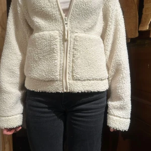 Teddy jacka  - Hej säljer min vita Teddy jacka i storlek S ! 