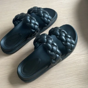 Svarta tofflor  - Söta och bekväma tofflor 🥰