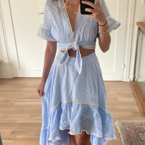 By malina set  - Kjol - S   Topp - XS  men passar även S  Bra skick!!  Säljer då jag äger ett annat 