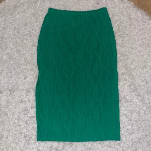Jätte fin grön lång kjol med en slits på höger sida 