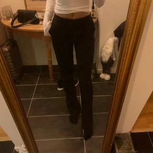 Kostymbyxor😍 - Säljer dessa jättefina kostymbyxor då de är för stora på mig. Förra ägaren sa att de är midwaist men kan dras ner till lågmidjade, kan inte säga något då de är för stora.  Inga defekter! (Lånade bilder)❤️ Skriv vid intresse eller tryck på köp nu❤️