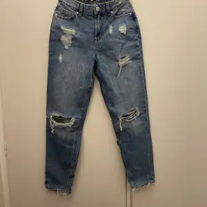 Mörkblåa jeans från New yorker, storlek xs🥰  Vet inte varför men på bilden ser dom nästan randiga ut på ett ben men det är som inte! Hål i knäna och mellan hög midjade✌🏻 Köpte för ca 300 Pris går absolut att diskutera!!