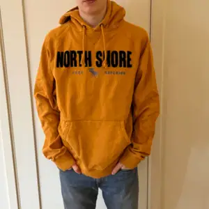 En North Shore Lake Superior hoodie i storlek large, L. Kvaliten är bra. Tröjan är lite längre i armarna än normalt.