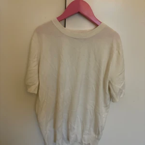 Vit finstickad t-shirt - Trendig stickad t-shirt från Zara, meddela mig om du har några frågor!❣️