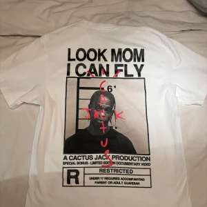 Travis scott look mom i can fly T-shirt  - T-shirt Travis scott look mom i can fly, helt ny endast tvättad, köpt till sonen men va för stor. Storlek Medium