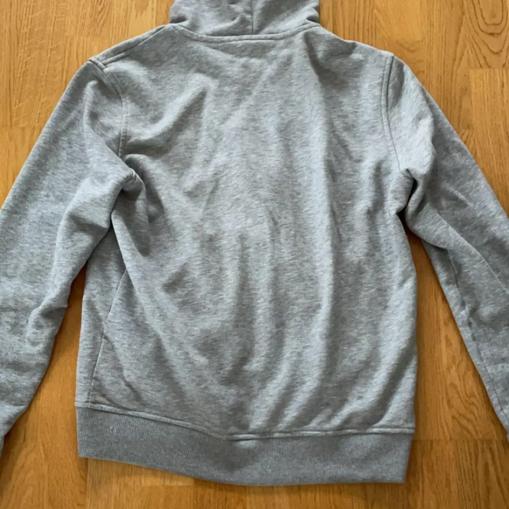 Lacoste zip hoodie i 8,5/10 skick Pris kan alltid diskuteras vid snabb affär. Tröjor & Koftor.